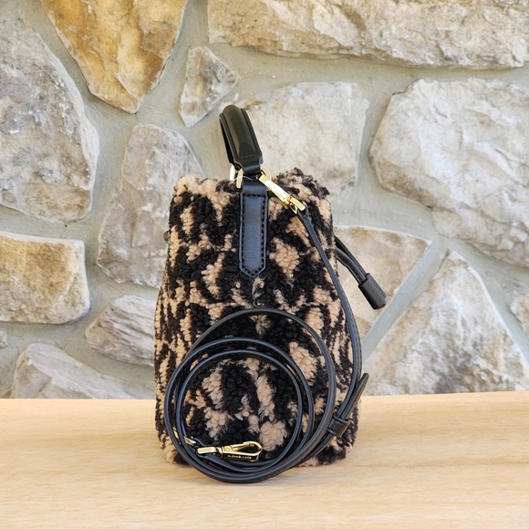 Michael Kors Suri Bucket Logo SM Crossbody - Picture 2 of 8